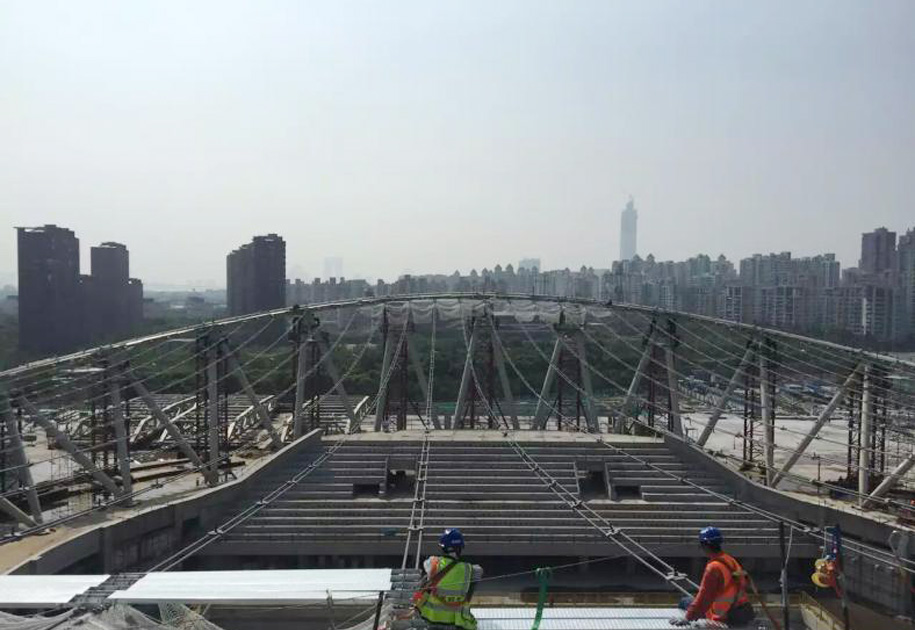 横向钢索安装中